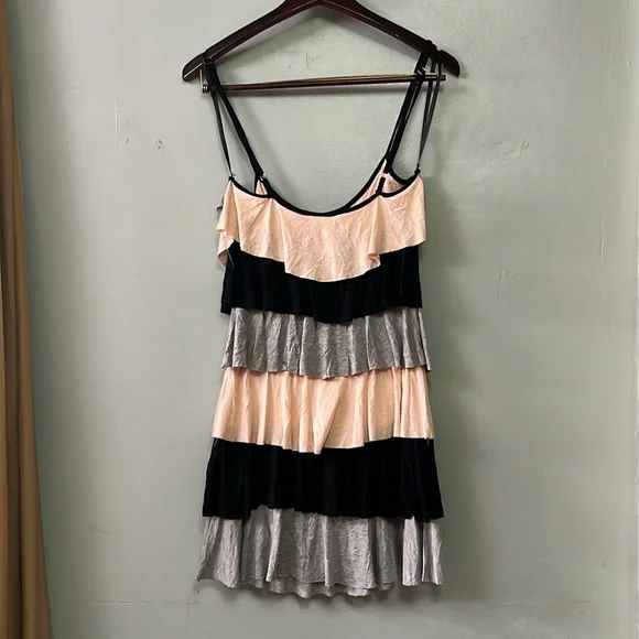 Colorblock Ruffle Dress - Picture 6 of 7